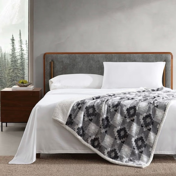 Eddie Bauer Gray White Sherpa Fleece Winter Throw Blanket 50 x 60 New - Picture 4 of 11